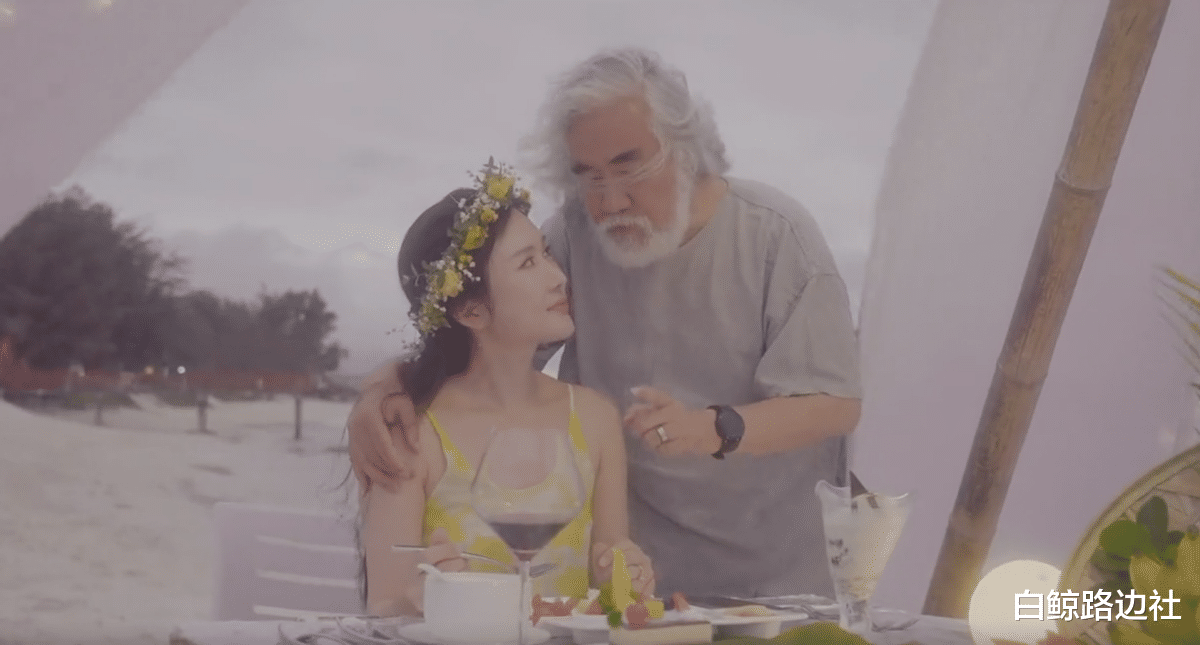 张纪中|张纪中一家做极限运动！小31岁妻子海上飞行，被男教练抱热情挥手