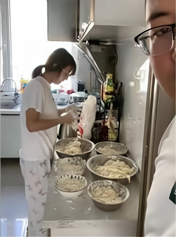 男子偷拍老婆做手工馒头,全程表情痛苦不敢吱声,结局让网友笑喷