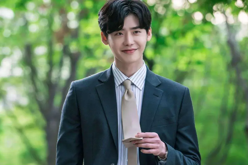 李钟硕|李钟硕现身活动引争议！发福后脸圆润了一圈，油腻感油然而生