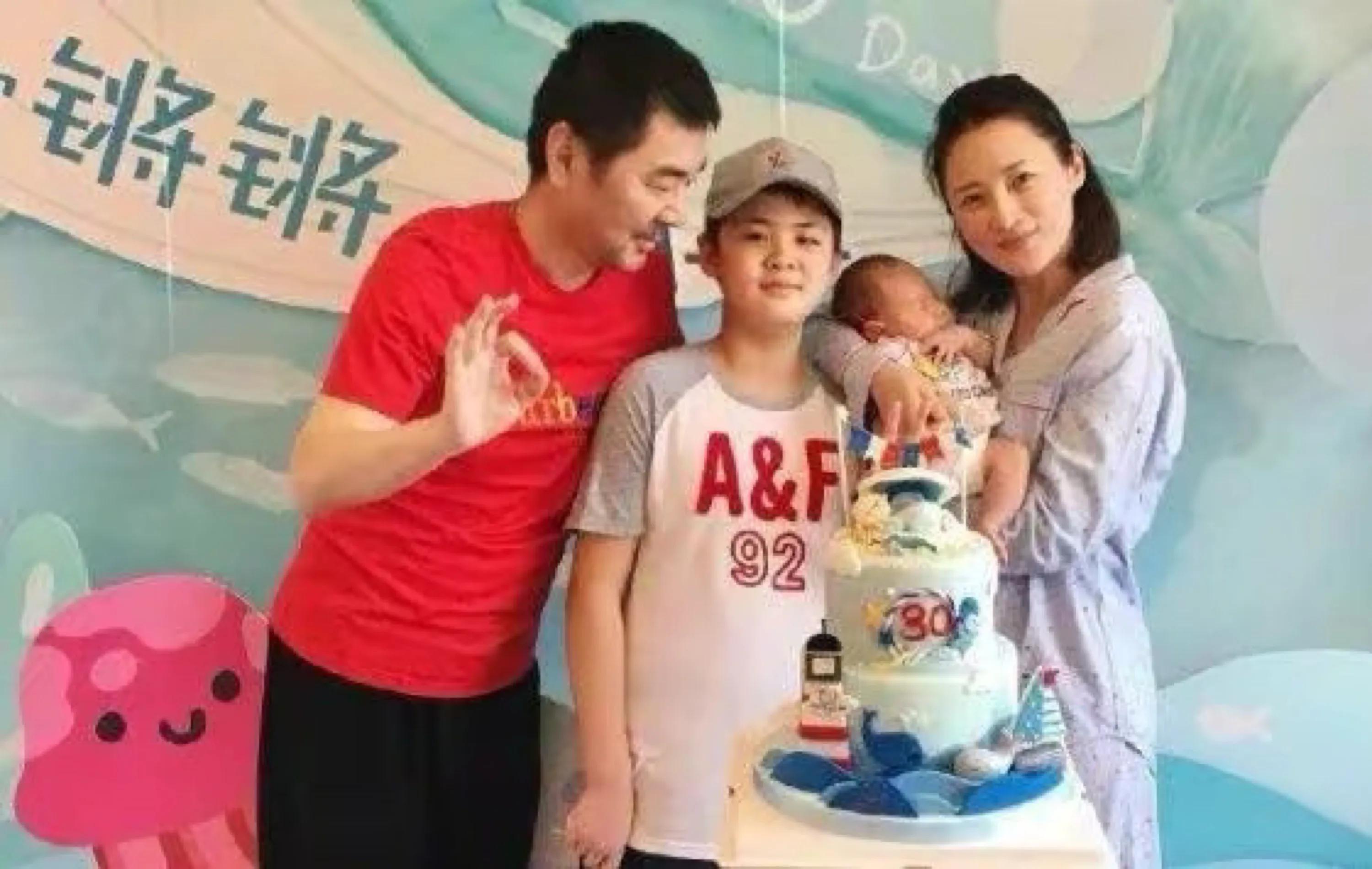 蒋勤勤|蒋勤勤和大儿子同框，15岁小老比妈妈高出一个头，身高直逼一米九