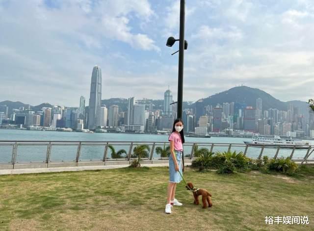 郭可盈|郭可盈夫妇外出聚餐！庆祝爱情开始于27年前，12岁女儿清纯且淡雅