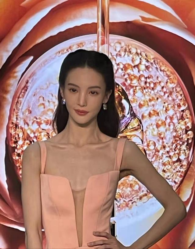 金晨|排骨胸、筷子四肢、纸片人，这些明星瘦的形同“干尸”