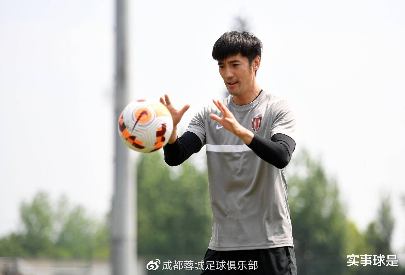 |前国门加盟中超新军，成都门将竞争更激烈，上赛季主力闹离奇乌龙