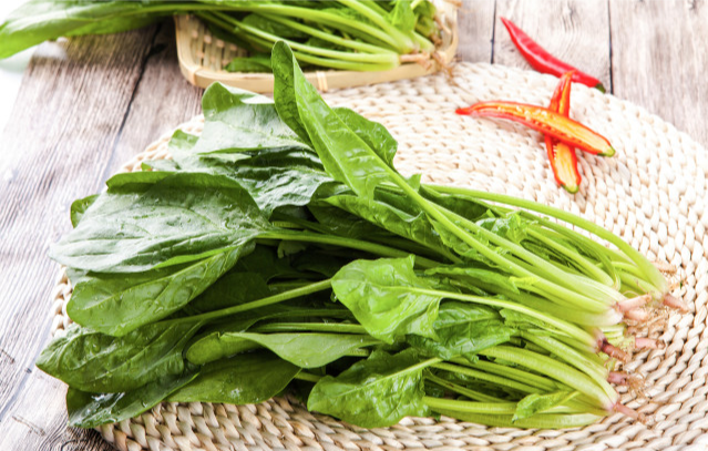 肝脏|菠菜嘌呤含量高吗？提醒：想降低尿酸，预防痛风，5种食物要少吃