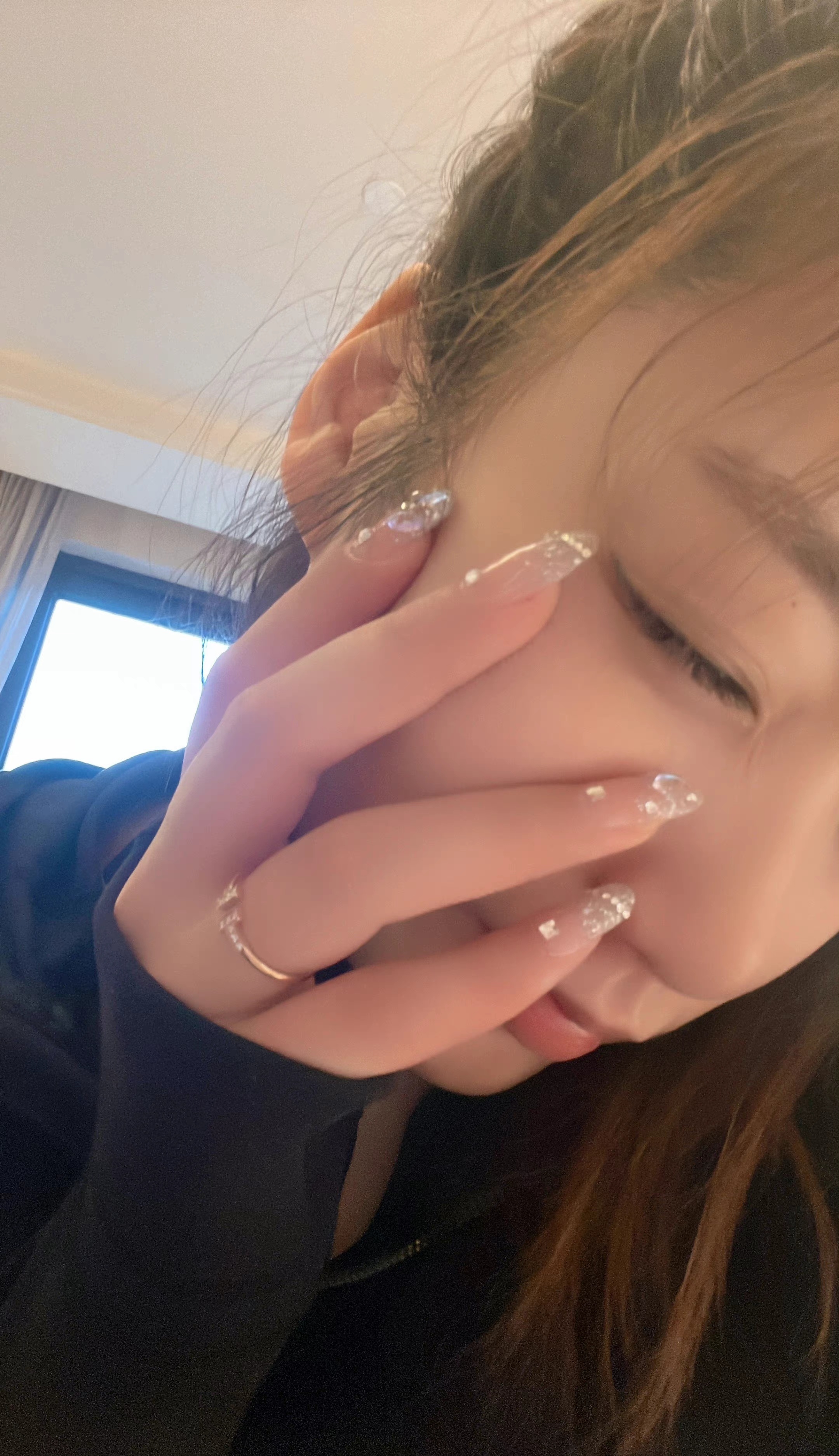 李梦自称“手艺人”，晒美甲照假睫毛明显，手上戒指是亮点