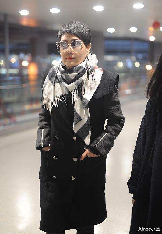 大衣 张凯丽打扮成气质女人，垫肩大衣配格纹围巾，短发清爽挺有精神
