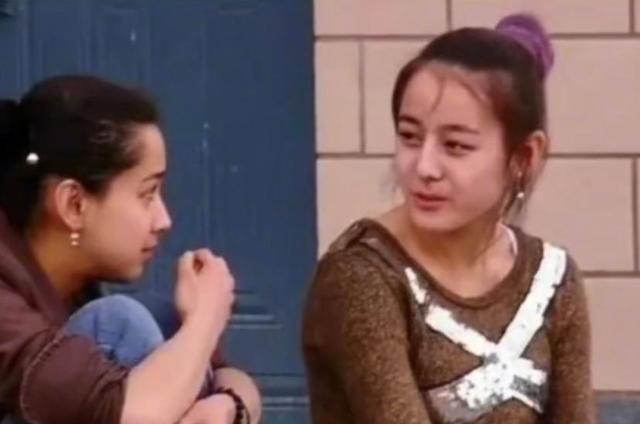 迪丽热巴|迪丽热巴淡妆照曝光,浓颜的她还合适浓妆,素颜时期的她非常害羞