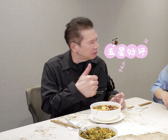 向太|向太为向华强做牛肉面,自称是小女人服从性很高,用超大锅炖汤好接地气