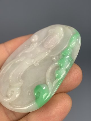 和田玉籽料|回流 精品翡翠飘阳绿观音牌