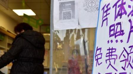 药店免费发退烧药被抢老板怒斥看客,场面如1942,有本事才当好人