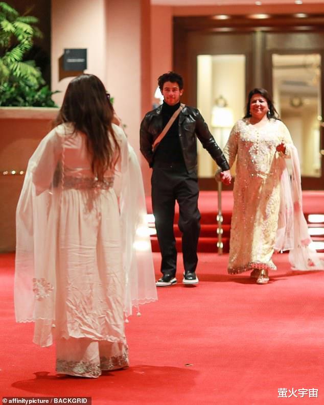 |印度女星朴雅卡穿纱丽过节,明显胖了,小10岁丈夫牵手岳母很孝顺