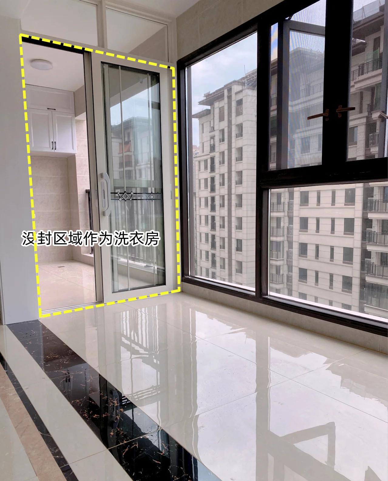 聪明装法,阳台封一半留一半,又是洗衣房又是小花园,也不算违建