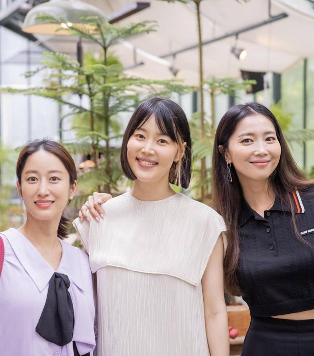 韩智慧|《新娘18岁》韩智慧晒出了爱女周岁宴全家福，全慧彬吴允儿到场祝贺