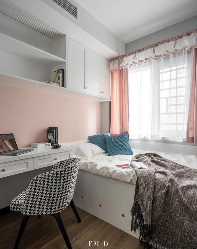 同样是小卧室,有人将床摆在墙角,7种装法,靠布局省掉一半空间