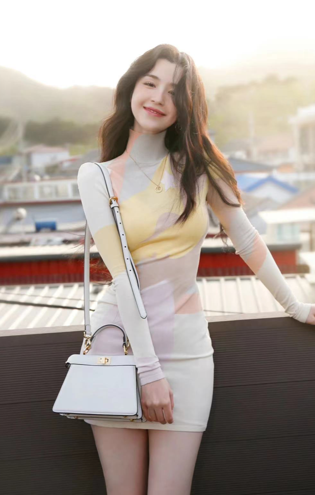 哈尼克孜|哈尼克孜绯闻男友路边抠脚!身穿短裤坐在路边,不停抓脚不嫌脏