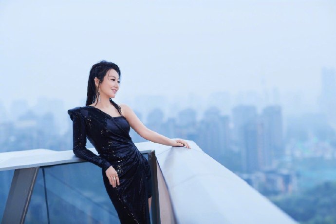 双旗镇刀客|闫妮大秀S型身材!网友调侃“额滴神呀!好一个闭月羞花的美人” 。