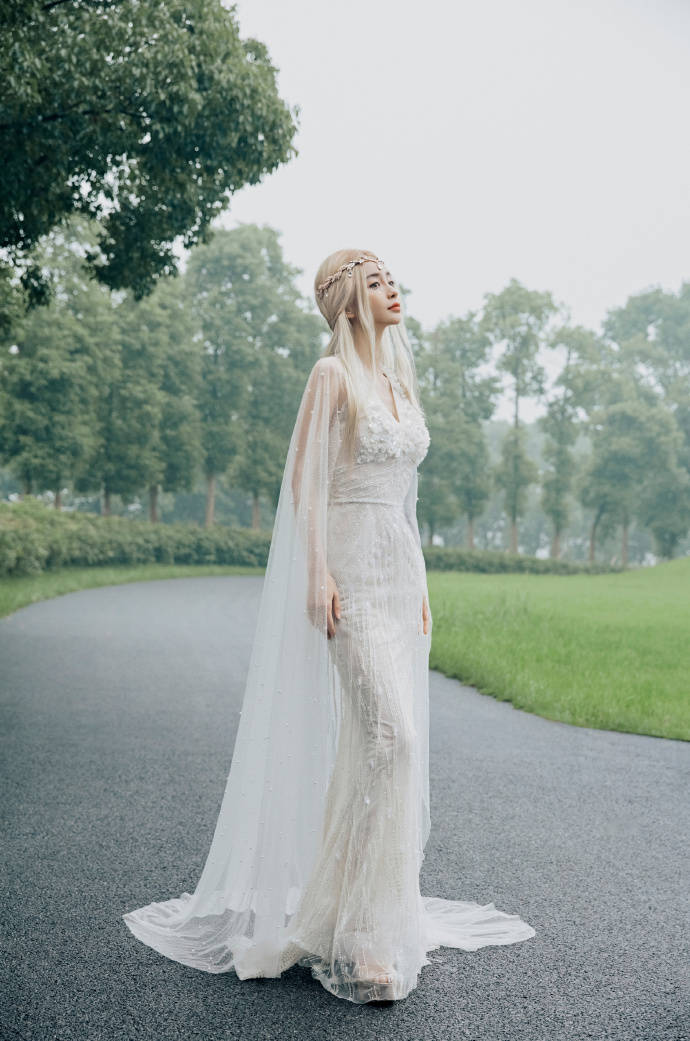 Angelababy|Angelababy化身精灵女王，漫步山林之中仙气十足