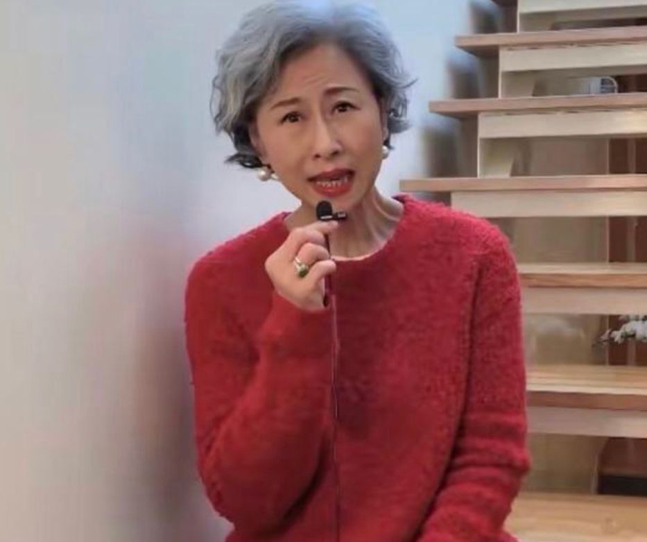 包菜 叶倩文老到快认不出，穿红色毛衣自信出镜，白发不染仍优雅从容