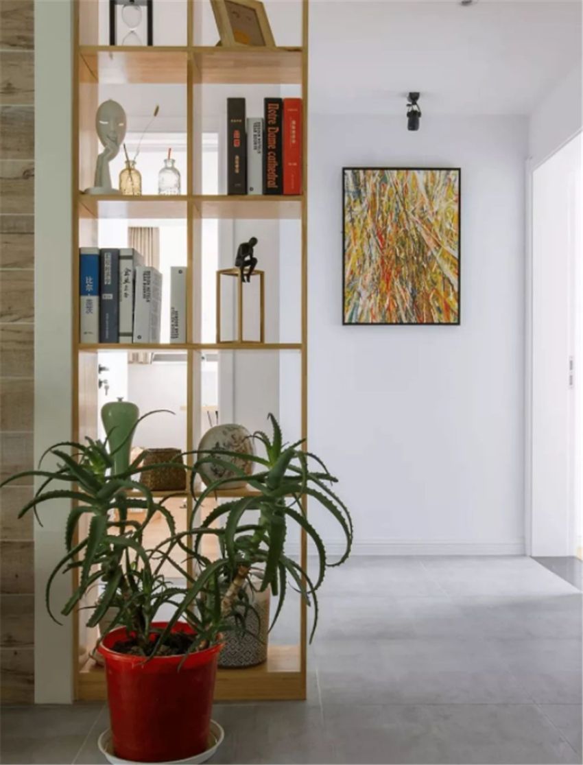 入户正对客餐厅,一眼见光怎么办?做好玄关柜和隔断,这都不是事