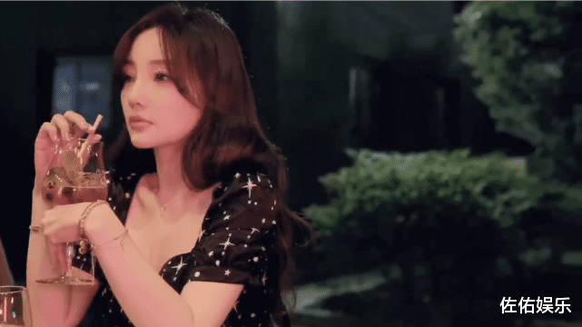 李小璐|李小璐深夜泡吧难掩孤单,手戴戒指辟谣与贾乃亮复合