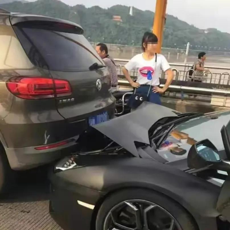 648万跑车追尾大众面目全非,德系车的精髓:捷达VS5真实力