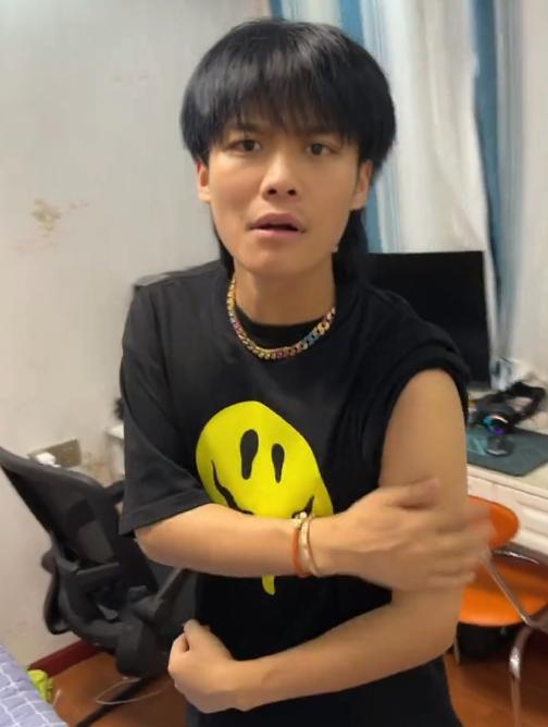 |网红安妮PK小杨哥,大声吆呼求打赏,网友:家人反目剧本成功结束