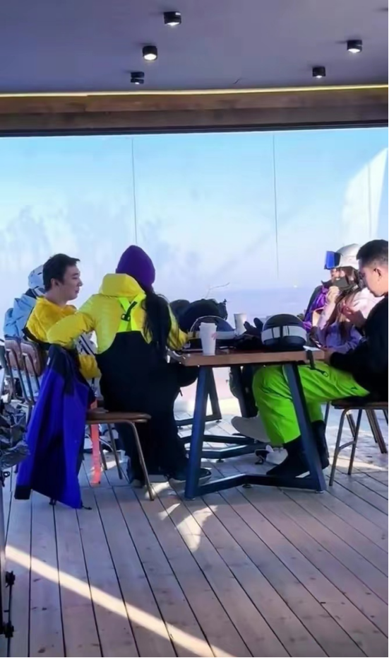 佘诗曼|王思聪深夜约会被拍！女友甜美乖巧太抢镜，驾千万元豪车送其回家