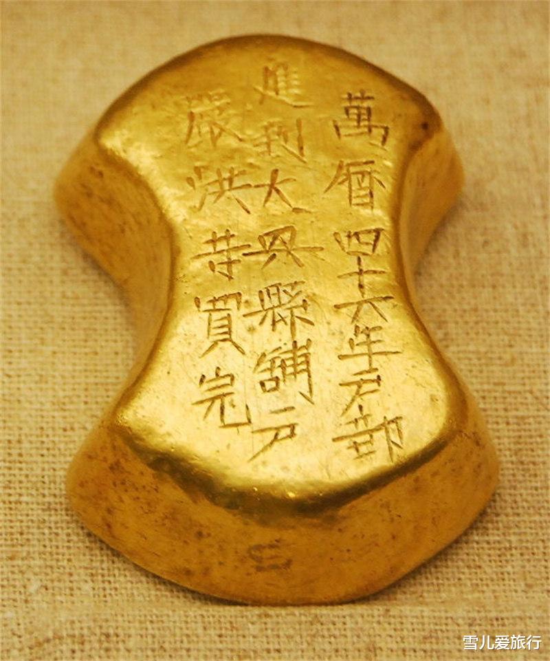 20张照片看世界:冥王星超近照,摩托车水上漂