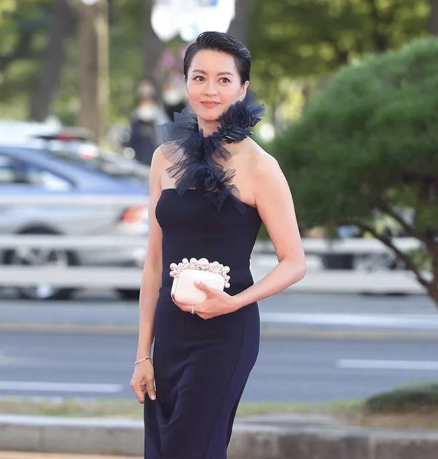 郑秀文|港女是不是都吃了“防腐剂”？50岁童颜依旧，她的保养秘诀到底是什么？