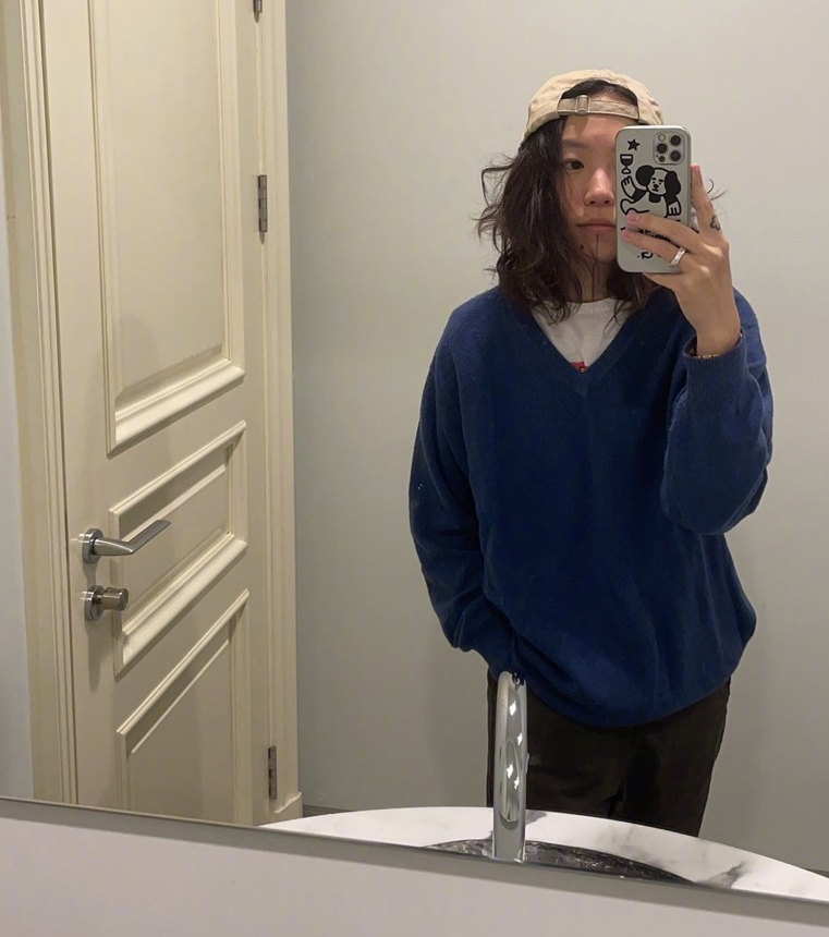 窦靖童|王菲的25岁大女儿晒自拍，罕见留卷发打扮随性