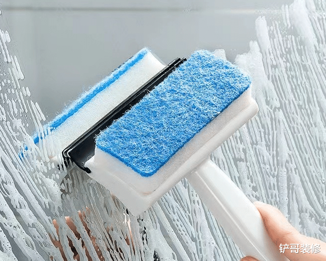 洗澡时,淋浴头堵了别用针扎!教你正确做法,出水量大还舒适