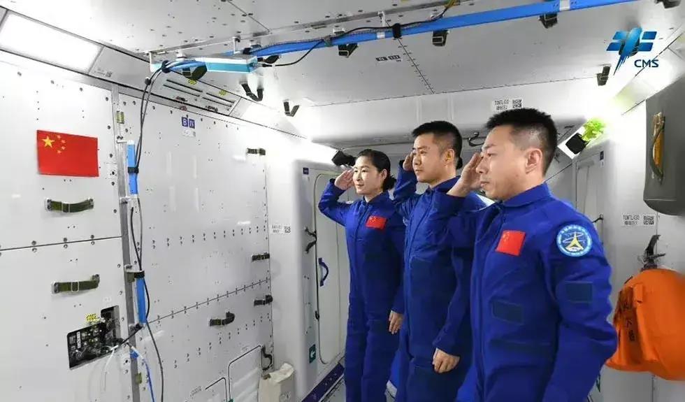 神十四太空授课,陈冬做“扳手翻转”实验,苏联曾保密10年