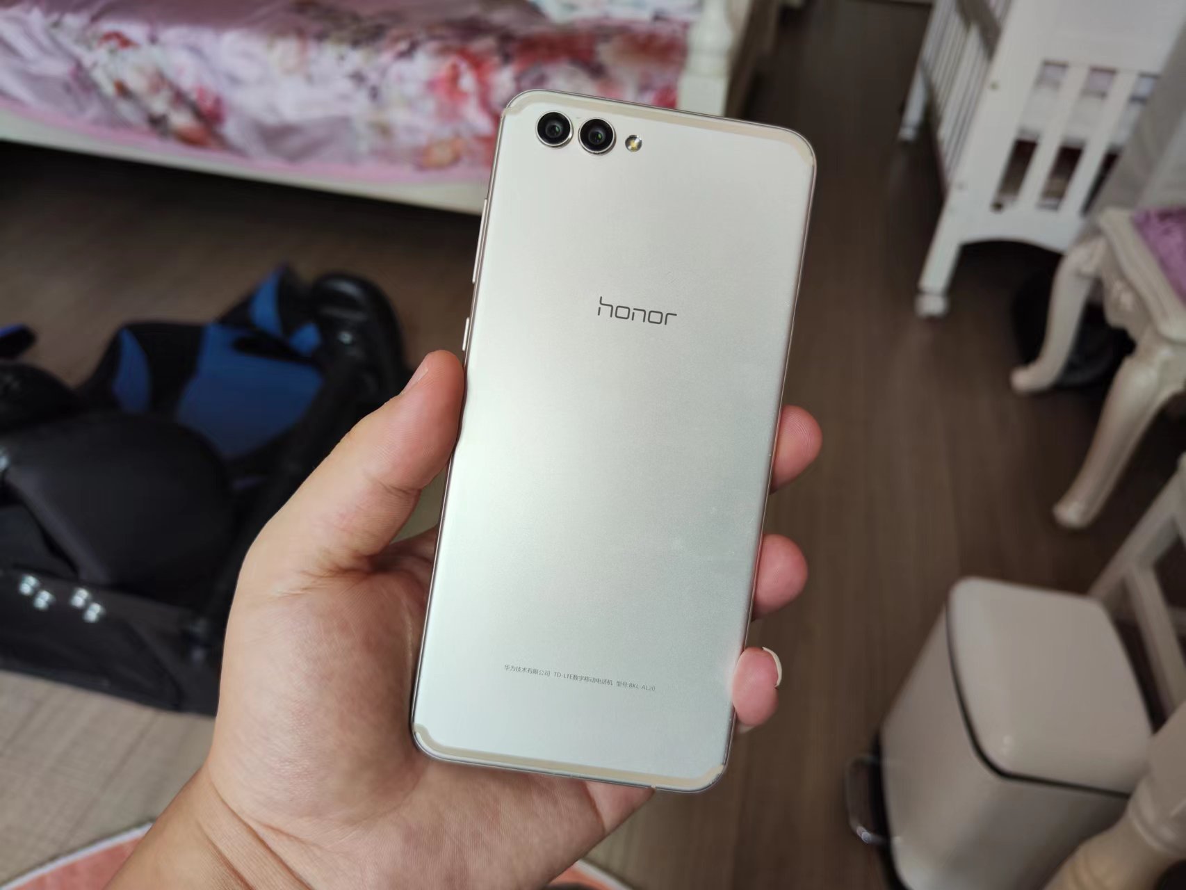 OLED|用了五年的荣耀V10，舍不得卖掉，就等鸿蒙3.0升级了