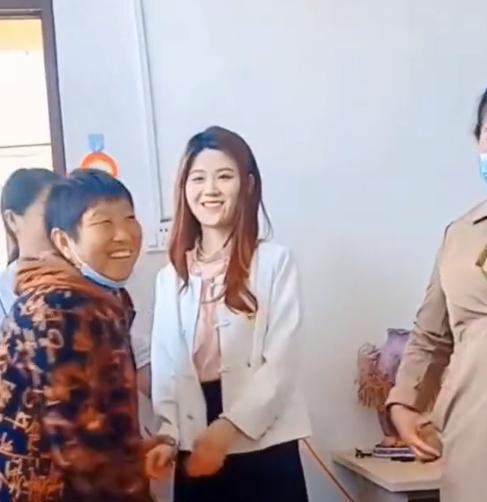 陈萌|大衣哥新儿媳陈萌,晒婚书表白朱小伟,没怀孕,结婚就要孩子