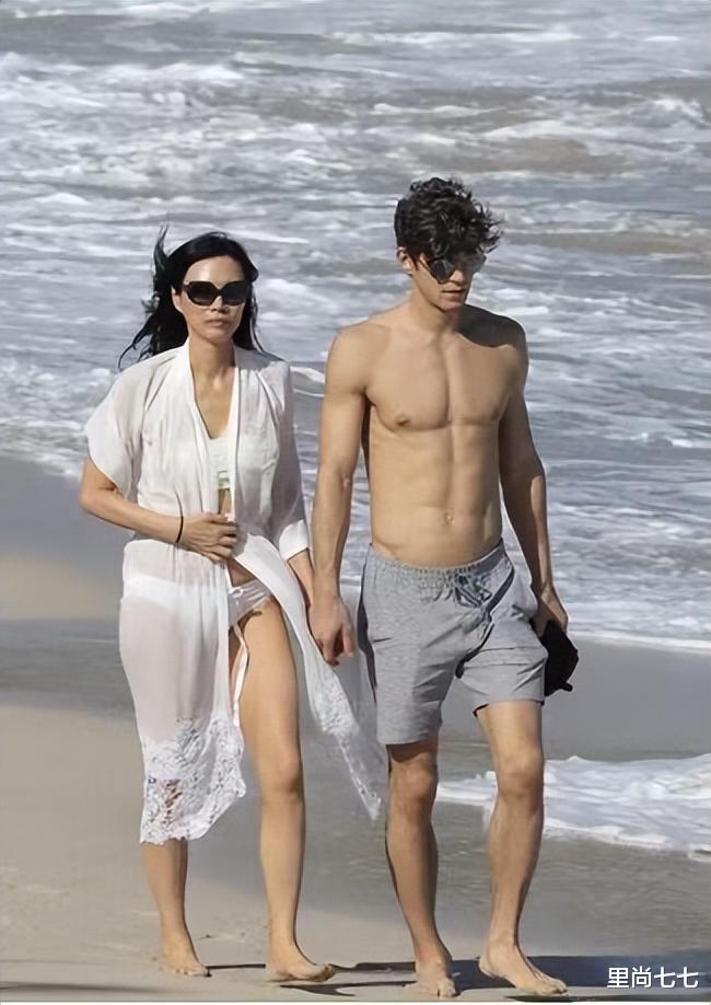 邓文迪|邓文迪国外被偶遇!弯腰驼背手臂全是肌肉,却不如70岁老友洋气