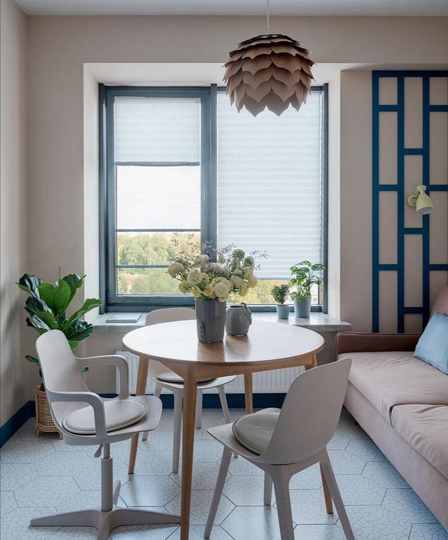 简洁明快蓝色调,与暖暖的色彩配合,让小公寓装饰事半功倍