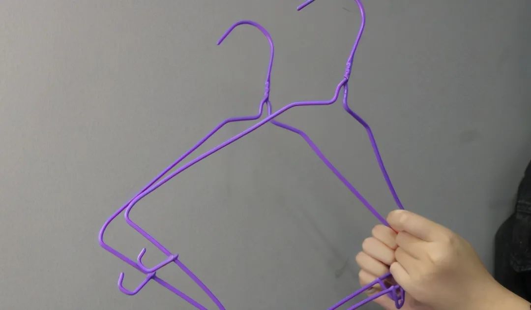 废旧衣架一个都别扔，简单折一折，放在家里妙用大，省钱又实用