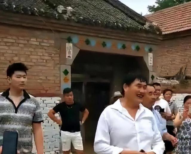 陈萌|离婚一年后,才看出朱小伟和陈亚楠不是一路人,网友:心疼亚楠