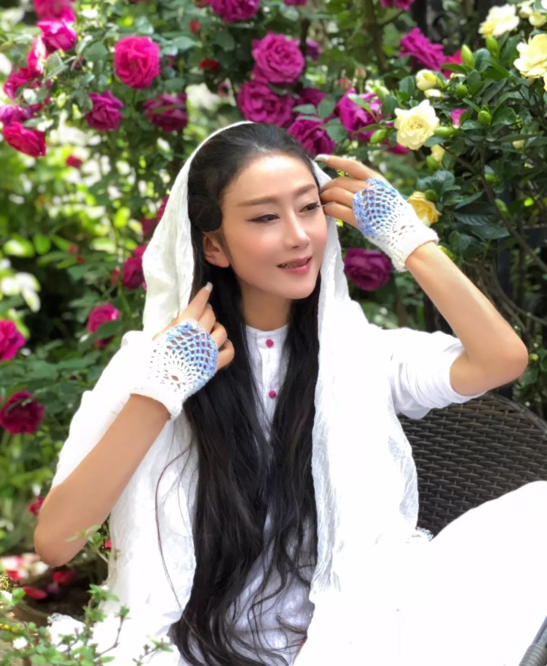 杨丽萍|63岁杨丽萍沉迷火锅疑开荤，主动斟酒招待客，指甲太长酒瓶拿不稳