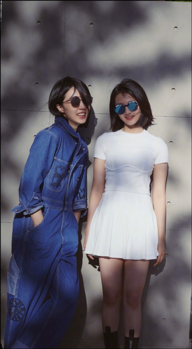 美甲 黄多多带弟弟妹妹出游!剪短发做美甲比妈妈潮,妹妹穿条纹衫超萌