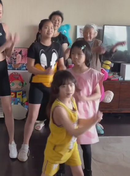 陈浩民|陈浩民一家跳健身操，四个孩子颜值遭吐槽，陈璟逸被误认为是女生