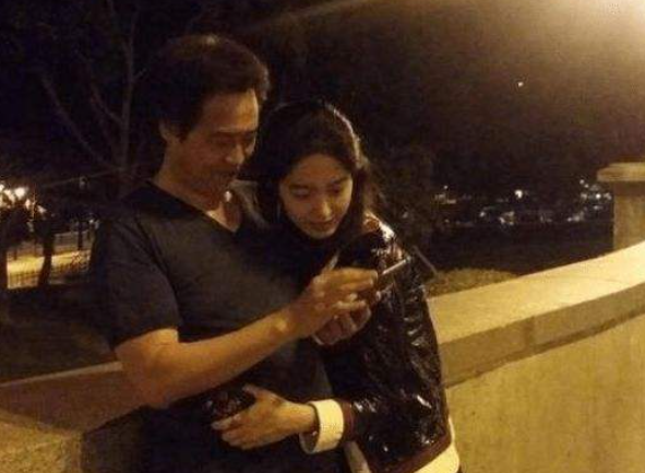 刘亦菲|一张照片，曝光刘亦菲与干爹的关系，媒体质问刘亦菲，她只回了两个字