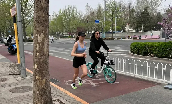 何洁|靓丽风景线！谷爱凌再跑半马，身材抢镜，冬奥会后拒绝综艺获赞