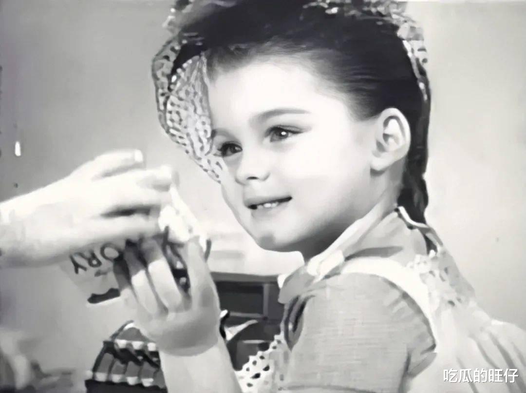 波姬·小丝|波姬·小丝好美!母亲禁止她恋爱,MJ多次求婚,美貌遗传给二女儿