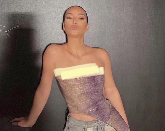 金·卡戴珊|恭喜！42岁卡戴珊，创办服装品牌，自己当模特，身材+气质都一流