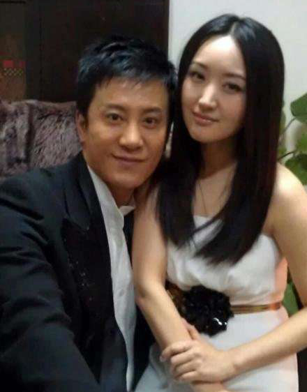 杨钰莹|向华胜杨钰莹谈合作被其男友打伤，向华强出手后，杨钰莹事业惨了