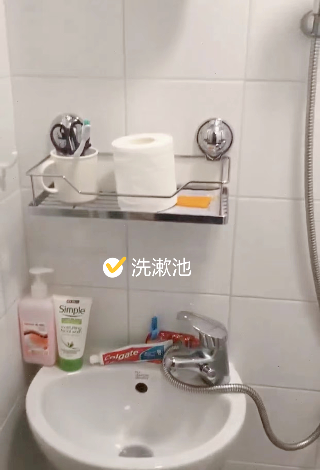 香港菲佣的房子,只有3㎡,睡在洗衣机上,却有空调和独立卫生间