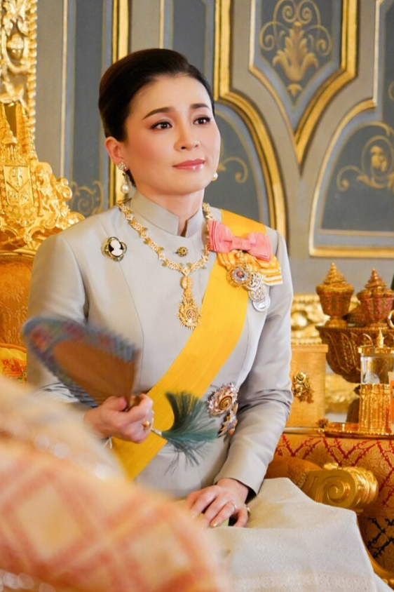 思蕊梵|思蕊梵与继母同场撞造型！小公主戴绿色珠宝耳坠、戒指，更胜一筹