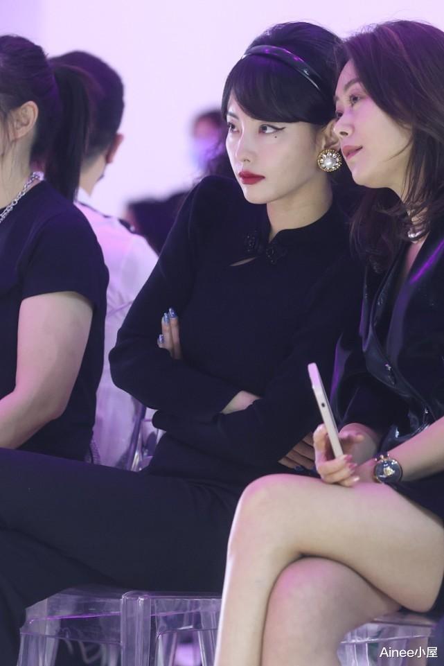 穿衣搭配 张嘉倪给自己打扮成贵妇,镂空上衣配红唇明艳大气,发型有点显老