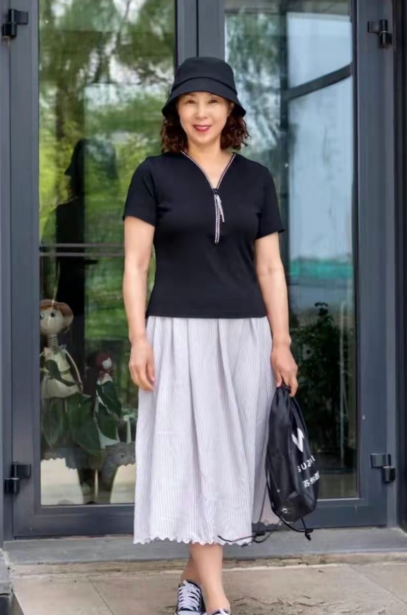 穿衣搭配 两条规律见证了女人的变老：一是头发越来越短，二是衣服越来越花